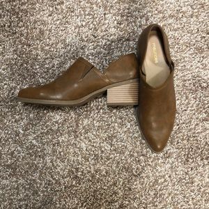 Maurice’s size 7M bootie in tan/light brown